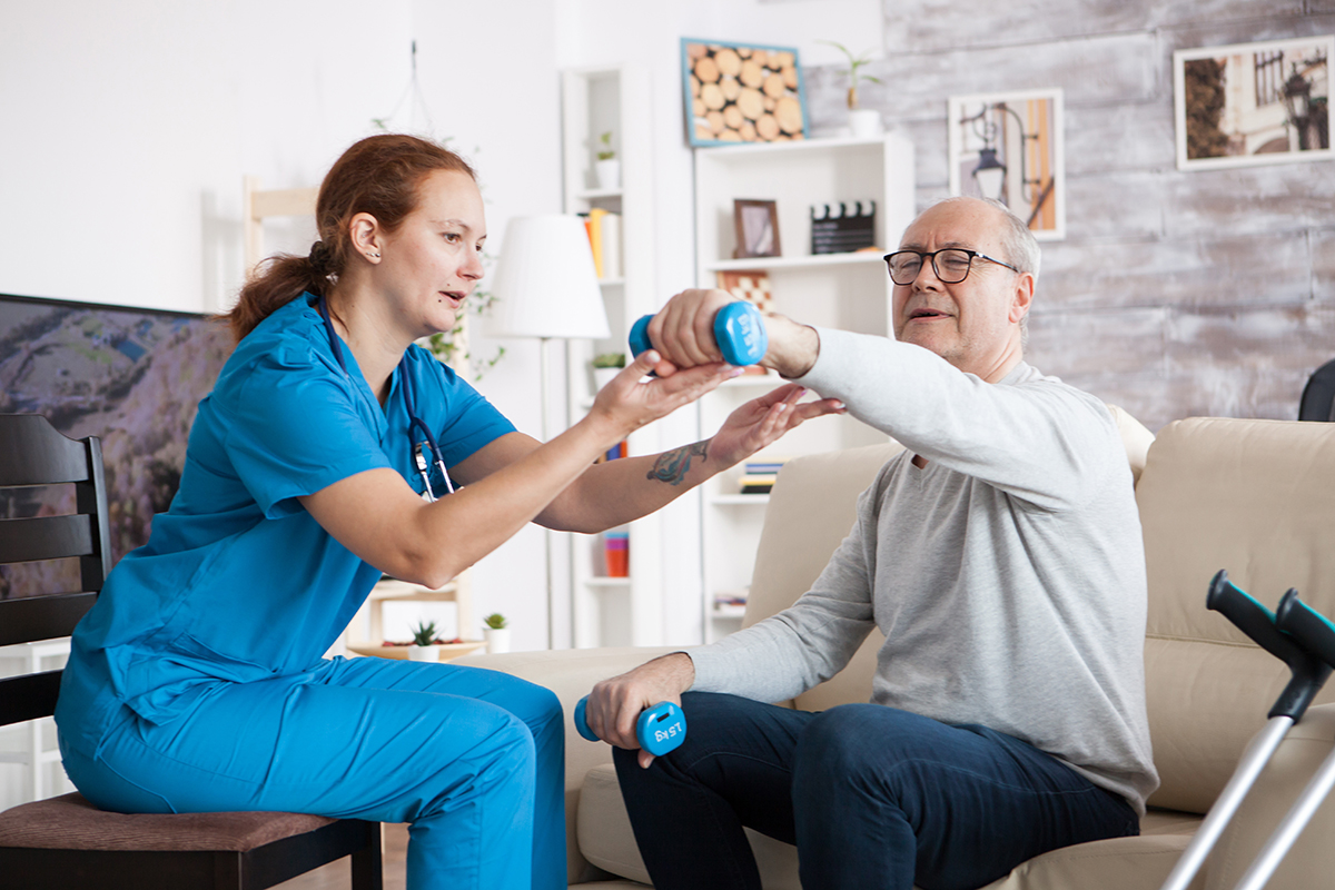 Wir besuchen Sie auch Zuhause: Hausbesuche Physiotherapie Langen Physiotherapeutin hilft Pantienten bei Übungen mit der Hantel